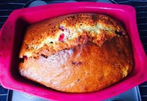 Bizcocho de platano y frambuesas horneado y listo