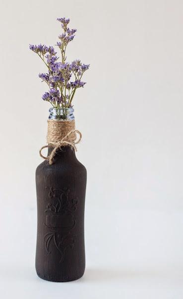 diy-botellas-de-cristal-pintura-pizarra-florero