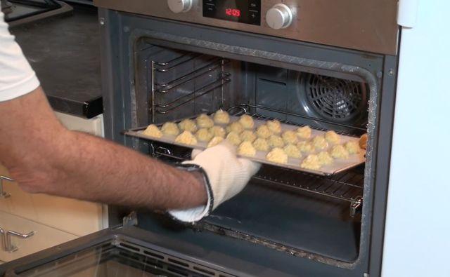 Profiteroles de Nata (crema de leche) con Chocolate caliente33