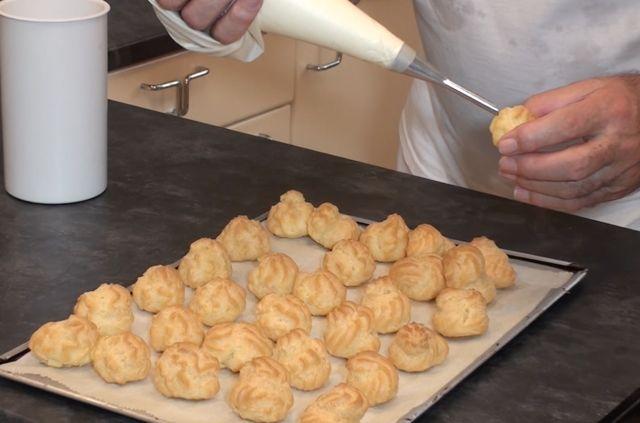 Profiteroles de Nata (crema de leche) con Chocolate caliente43