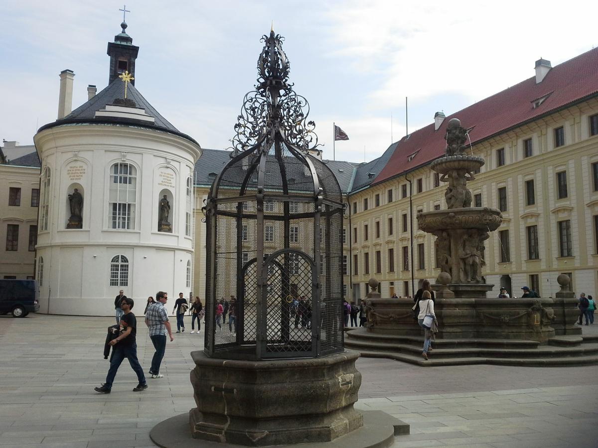 El Segundo Patio, la Capilla de la Santa Cruz y la fuente de Kohl