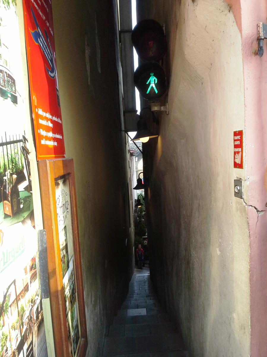 La calle más estrecha y su semáforo