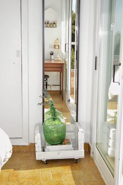 antes-despues-dormitorio-suelo-lamas-autoadhesivas-estilo-nordico