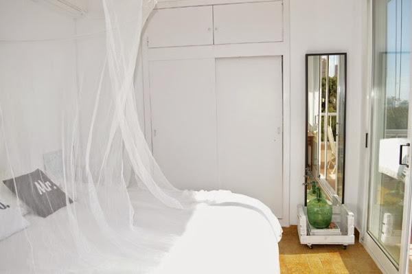 antes-despues-dormitorio-suelo-lamas-autoadhesivas-estilo-nordico