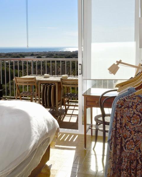 antes-despues-dormitorio-suelo-lamas-autoadhesivas-estilo-nordico