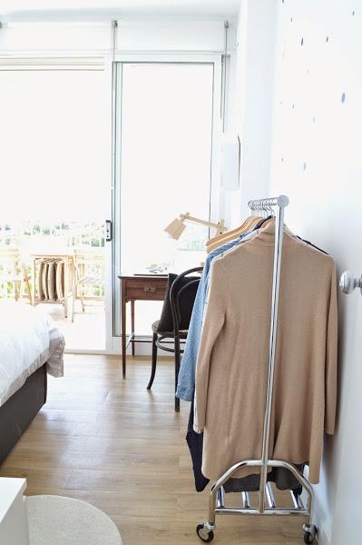 antes-despues-dormitorio-suelo-lamas-autoadhesivas-estilo-nordico