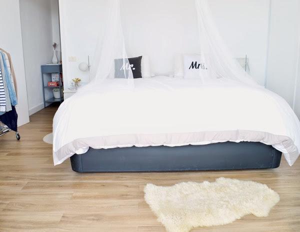 antes-despues-dormitorio-suelo-lamas-autoadhesivas-estilo-nordico