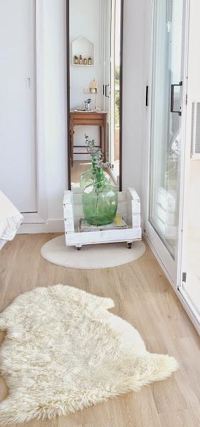 antes-despues-dormitorio-suelo-lamas-autoadhesivas-estilo-nordico