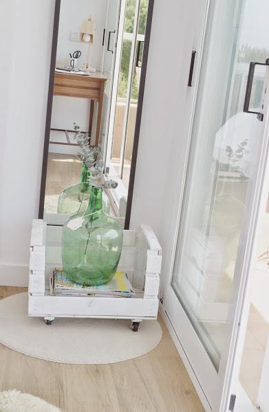 antes-despues-dormitorio-suelo-lamas-autoadhesivas-estilo-nordico