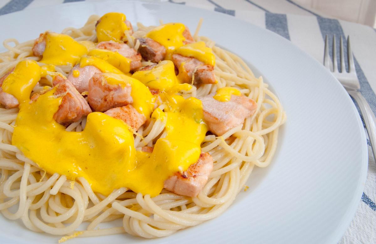 Pasta con salmón y salsa de limón