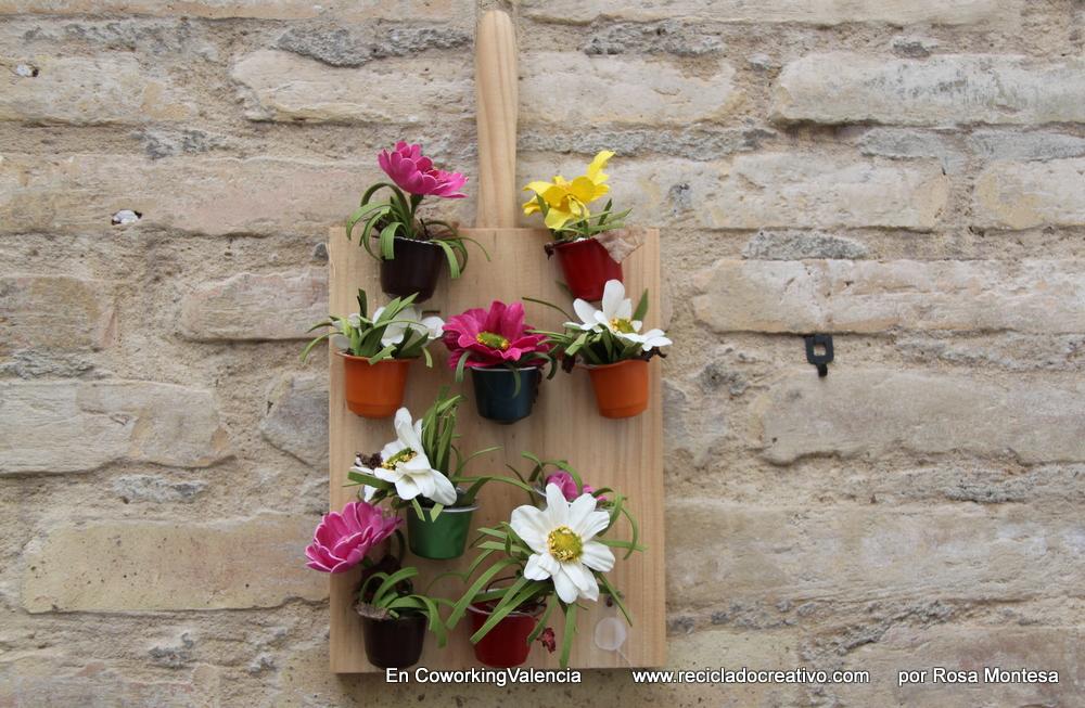 Mini jardín vertical cápsulas Proyectos de RecicladoCreativo.com en Coworking Valencia