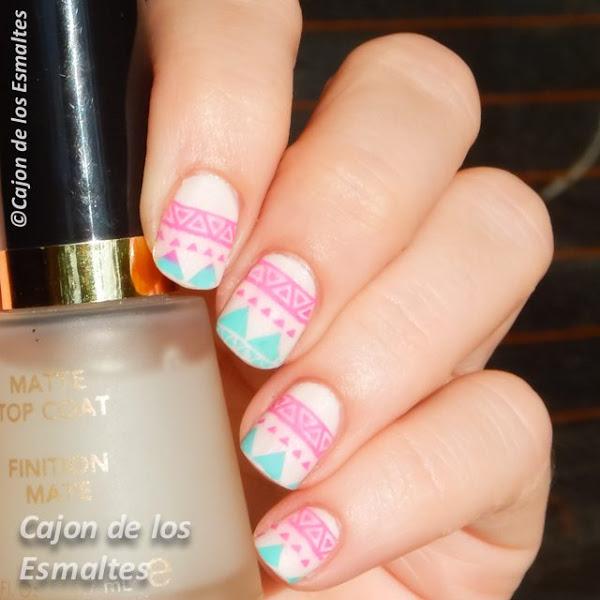 Diseño tribal de uñas con colores pasteles