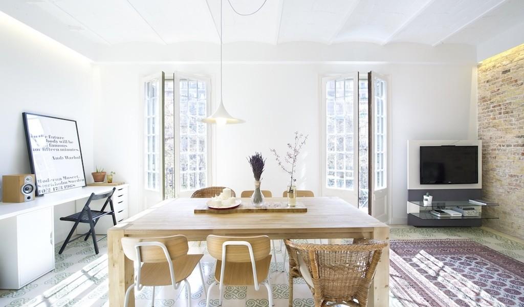 Una vivienda con muchos detalles; Paredes de ladrillo visto, suelo con baldosas hidráulicas, láminas de Andy Warhol...