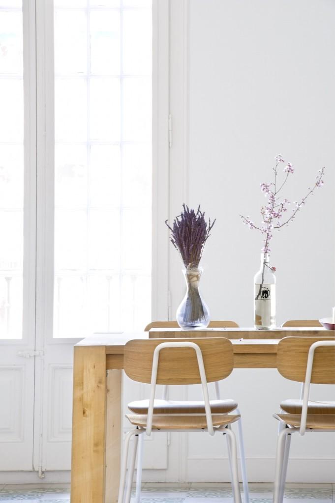 Una vivienda con muchos detalles; Paredes de ladrillo visto, suelo con baldosas hidráulicas, láminas de Andy Warhol...