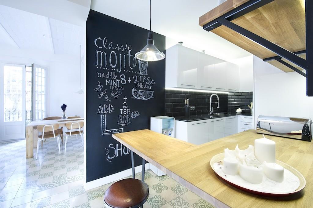 Una vivienda con muchos detalles; Paredes de ladrillo visto, suelo con baldosas hidráulicas, láminas de Andy Warhol...