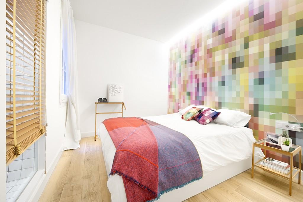 Una vivienda con muchos detalles; Paredes de ladrillo visto, suelo con baldosas hidráulicas, láminas de Andy Warhol...