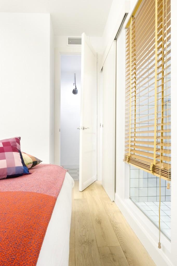 Una vivienda con muchos detalles; Paredes de ladrillo visto, suelo con baldosas hidráulicas, láminas de Andy Warhol...