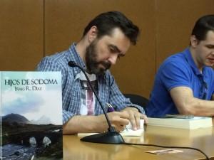 Iñaki R. Díaz firmando y dedicando su primera novela.