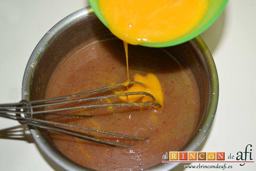 Bienmesabe canario, añadir las yemas a la mezcla