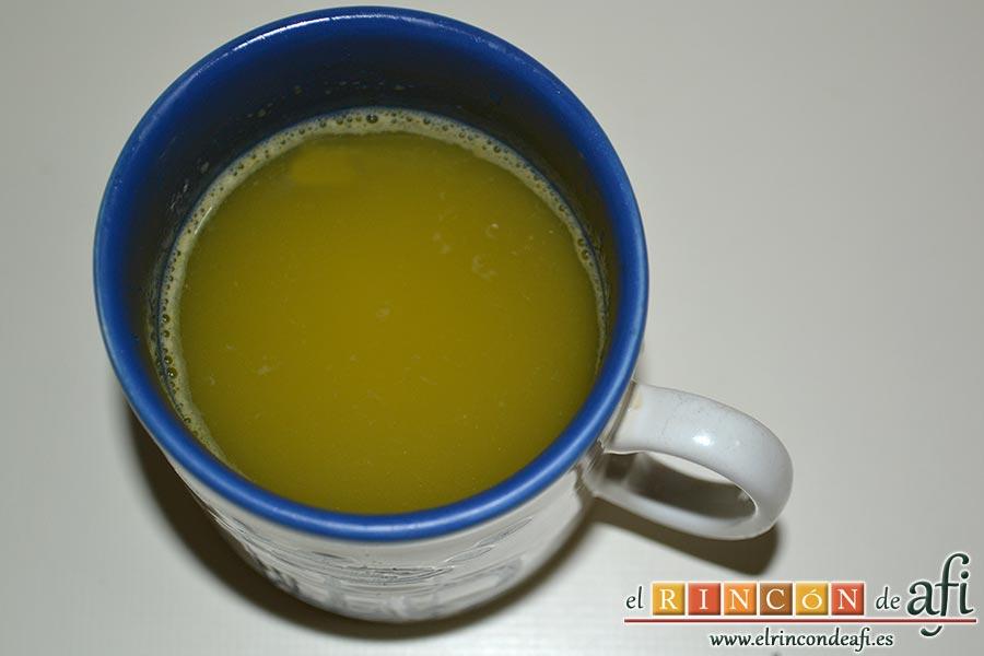 Batido de guayabo, queso y naranja, extraer el zumo de las naranjas