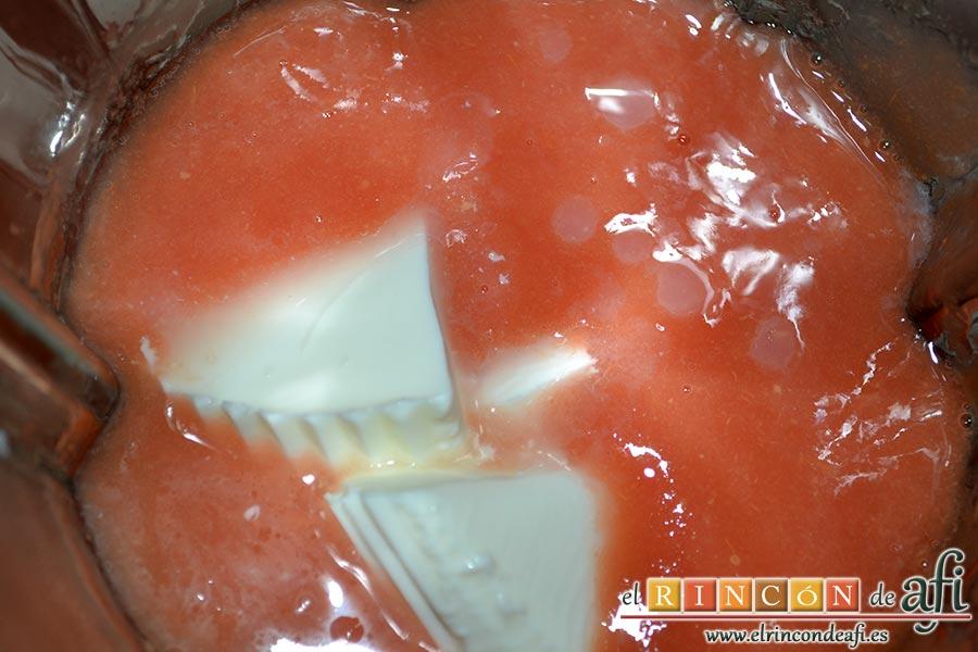 Batido de guayabo, queso y naranja, añadirlo a la mezcla en el vaso de la licuadora