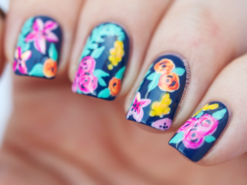 decoracion de uñas con flores de colores