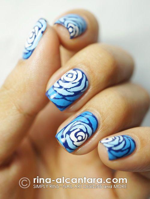 diseño de uñas con rosas azules