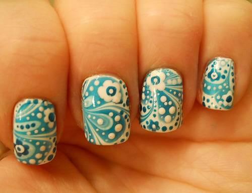 flores blancas en azul