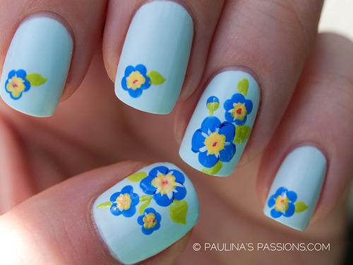 uñas azul con flores