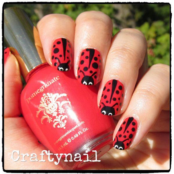 uñas diseño mariquita