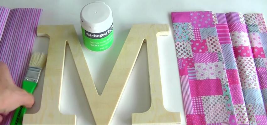 Materiales letra de madera decorada con papel decoupage