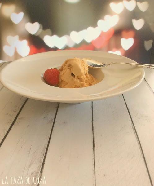 Helado de avellanas con fresa