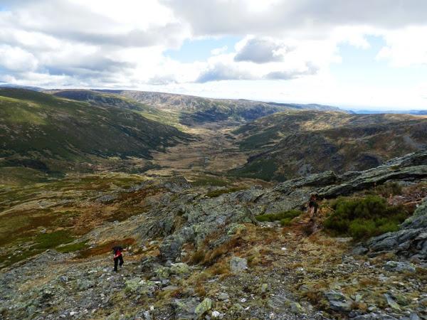 En-Peña-Trevinca-con-el-valle-de-Tera-al-fondo