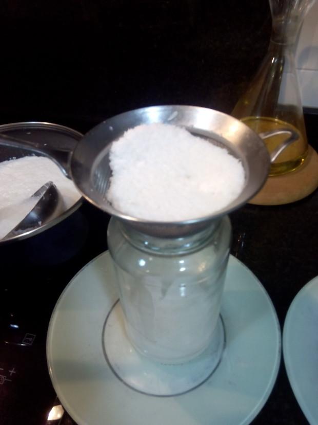Colando el coco hidratado