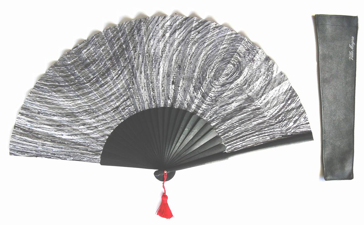 Abanico montado. Sobre la seda añadí unos toque con pintura plateada.
