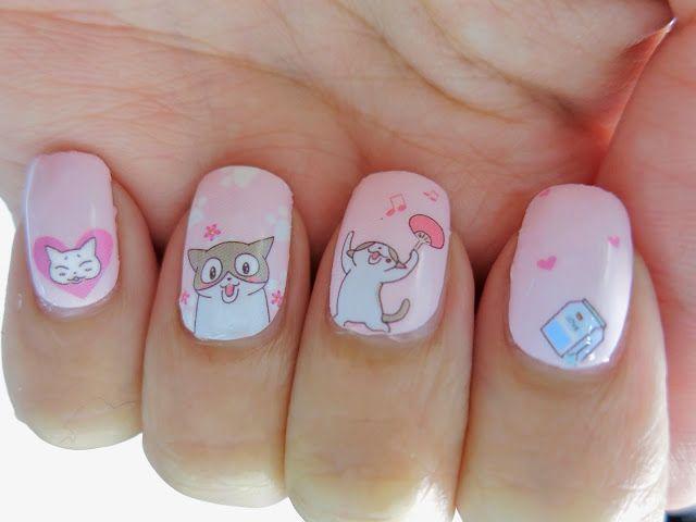 pequeños gatos decorados en uñas