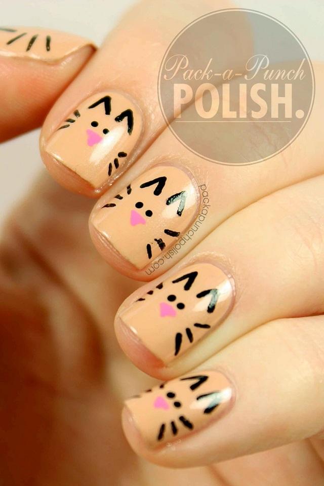 gato naranja en uñas