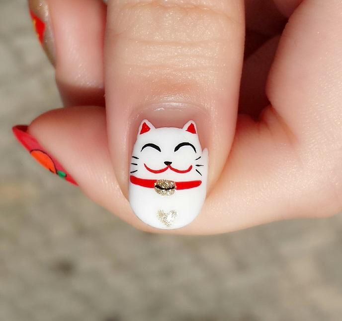 uñas pintadas con un gato japones