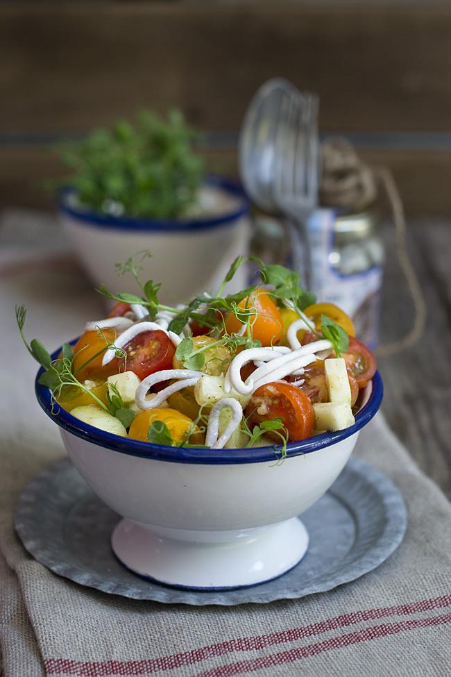 ensalada de tomates y pepino con angulas sucedáneas