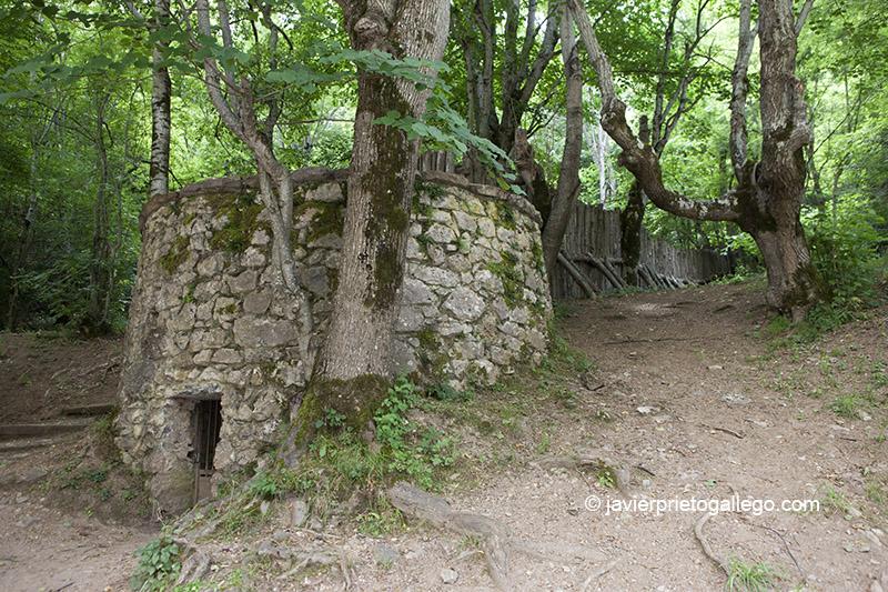 Chorco de los lobos, una trampa utilizada tradicionalmente para la captura de lobos. Se halla consturida en el Monte Corona, junto al desfiladero del Cares. Cerca de la localidad de Caín. Parque Nacional de los Picos de Europa. León. Castilla y León. España. © Javier Prieto Gallego