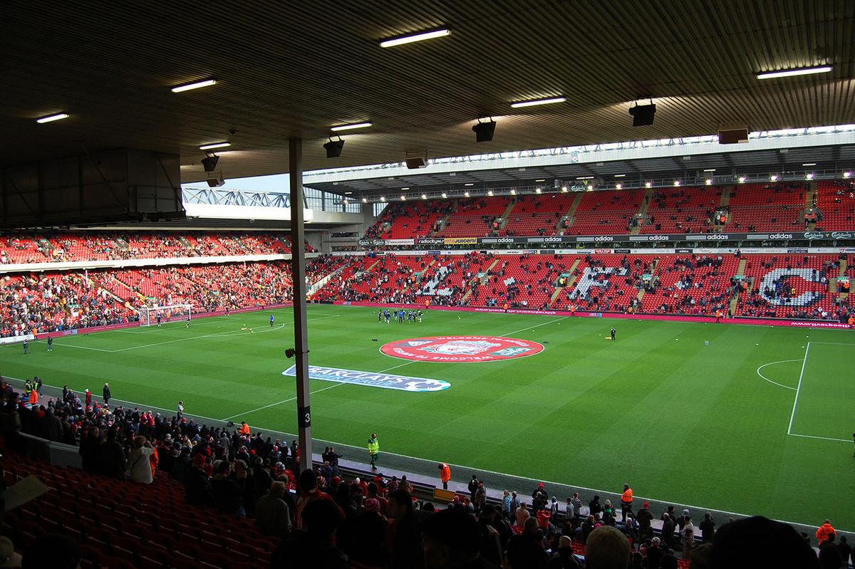 Gradas con vigas en Anfield (Liverpool)