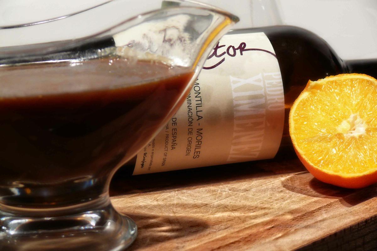 Esta salsa al pedro ximenez se prepara sin necesidad de caldo de carne, pescado, se puede hacer de forma independiente y es ideal para carnes y pescados