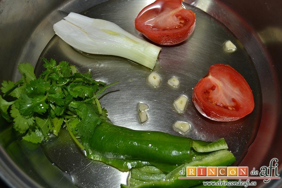 Vieja sancochada, en un caldero con un chorro de aceite de oliva caliente ponemos el tomate partido por la mitad, la cebolleta, el pimiento troceado, los ajos picados y el cilantro
