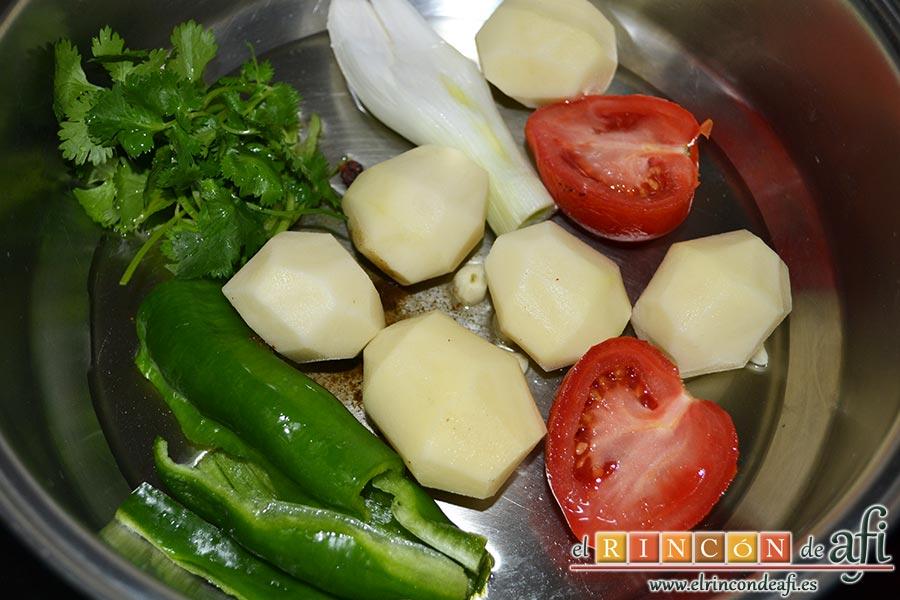 Vieja sancochada, pelamos las papas y las añadimos al caldero