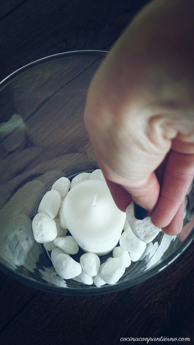 decorarunjarron-metiendo-piedras