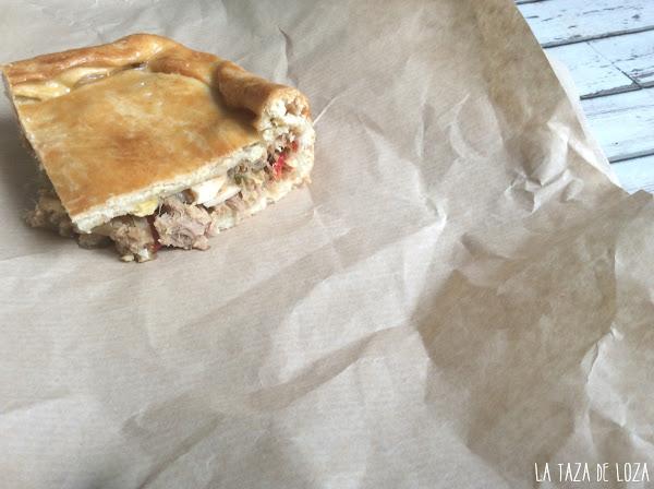 Trozo de empanada de atún