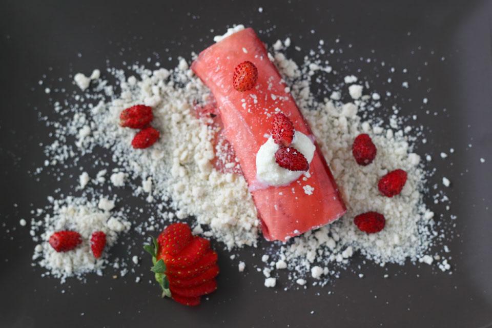 Canelon de fresa con ganache de chocolate blanco y tierra de almendra