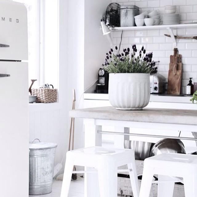 cocina blanca taburetes tolix y macetero