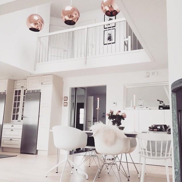 cocina con sillas dsw y hay