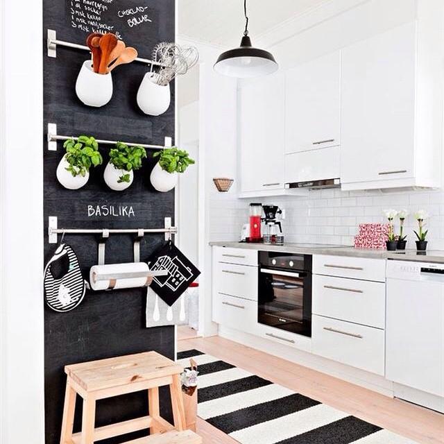 cocina pared pizarra y lampara industrial